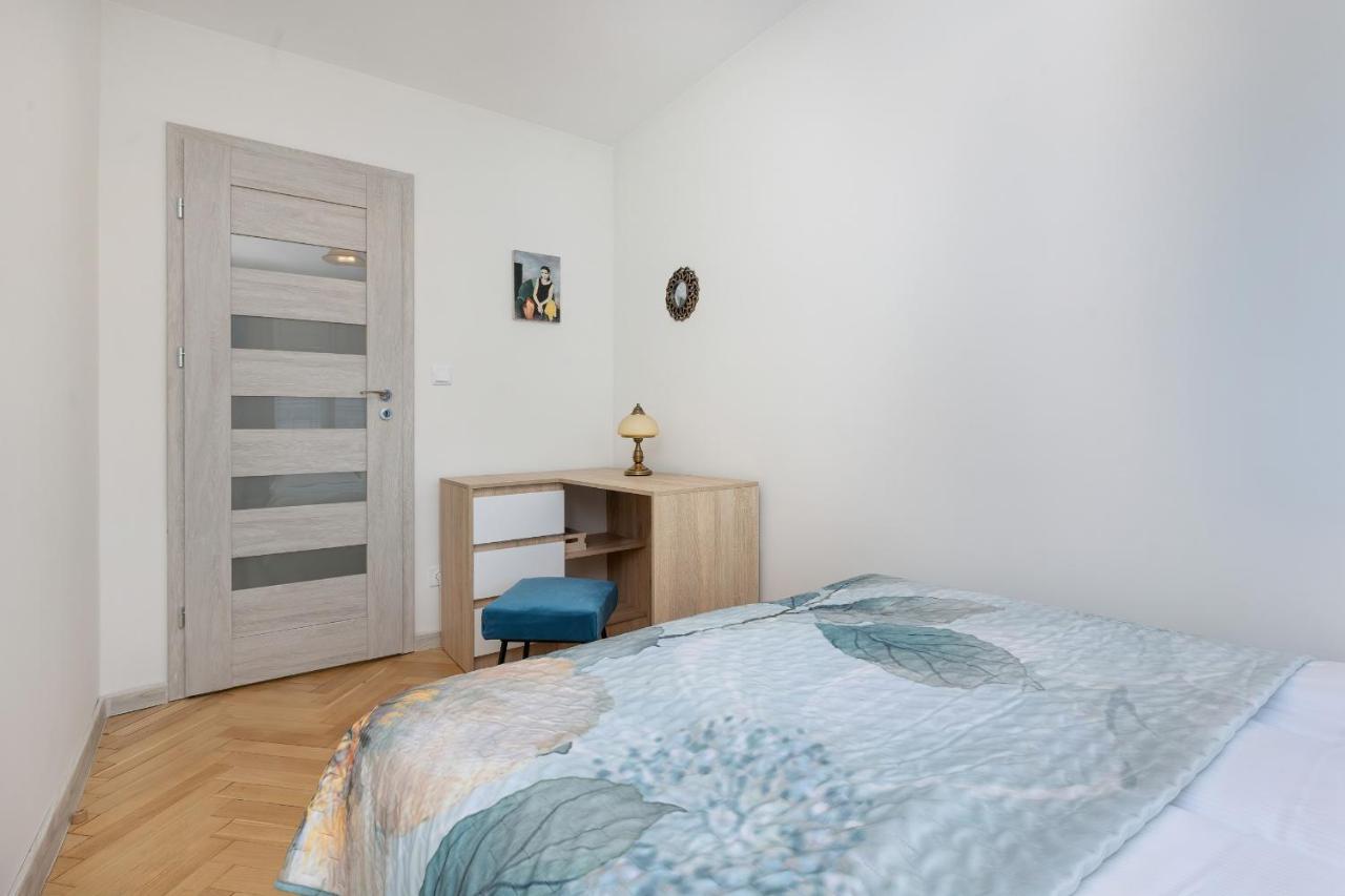 Cozy And Comfortable Wola Apartment By Noclegi Renters Warschau Exterior foto